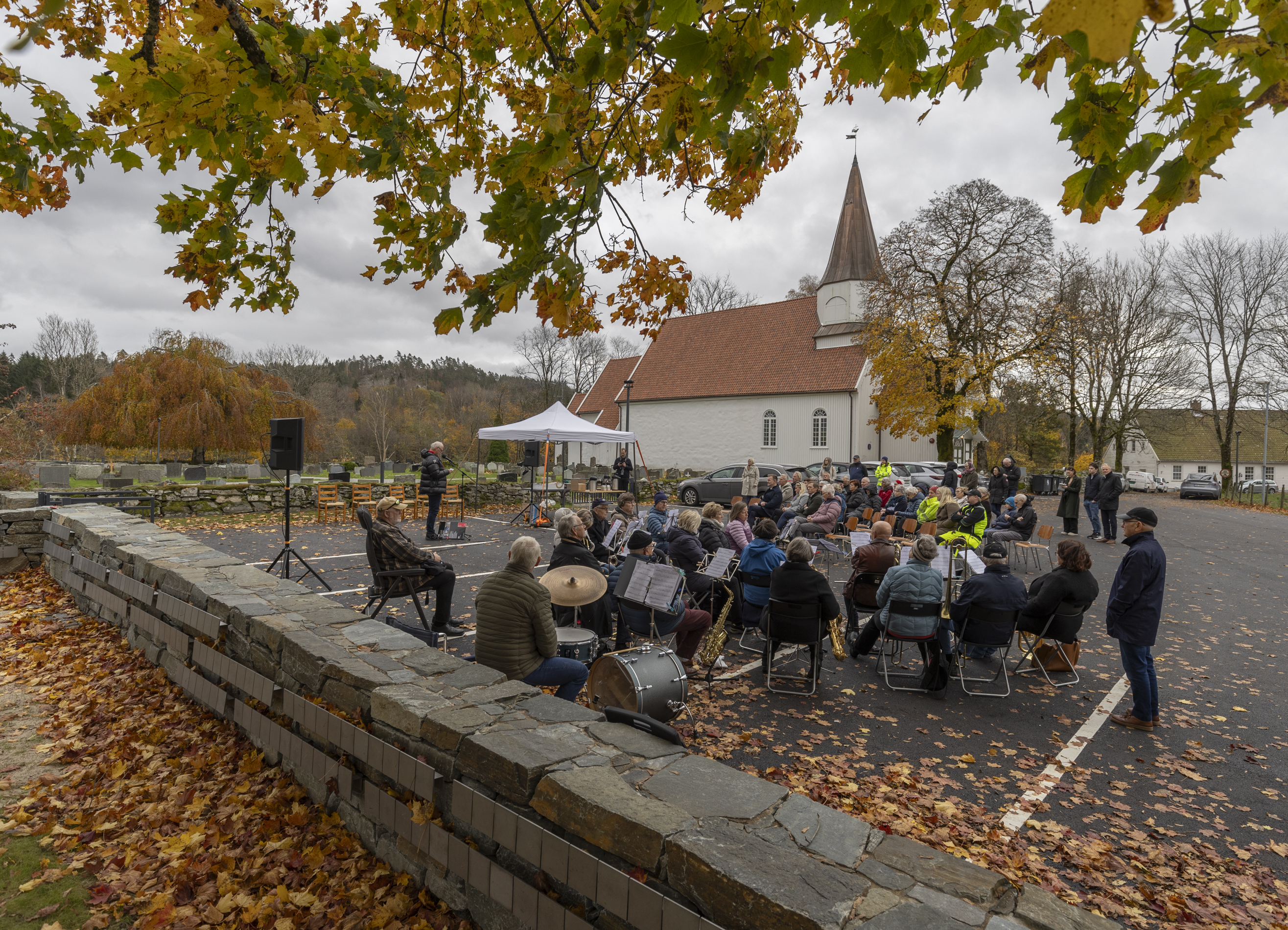 Oversiktsbilde av korps, gjester mm Tveit kirke, fotograf Trygve E. Tønnesen
