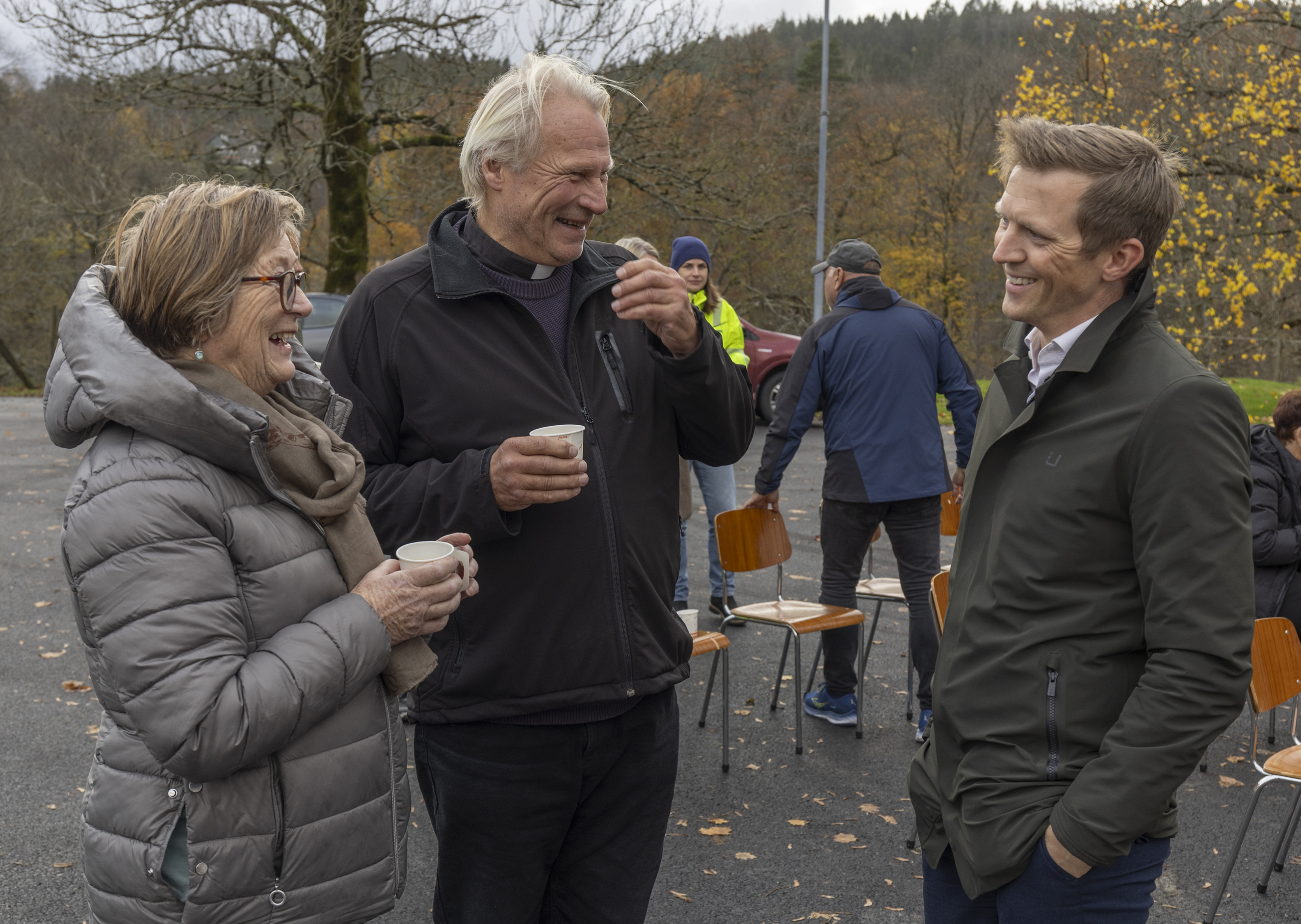 Sogneprest Jens Olai Justvik, ordfører Mathias Bernander og en kvinnelig gjest. fotograf Trygve E. Tønnesen