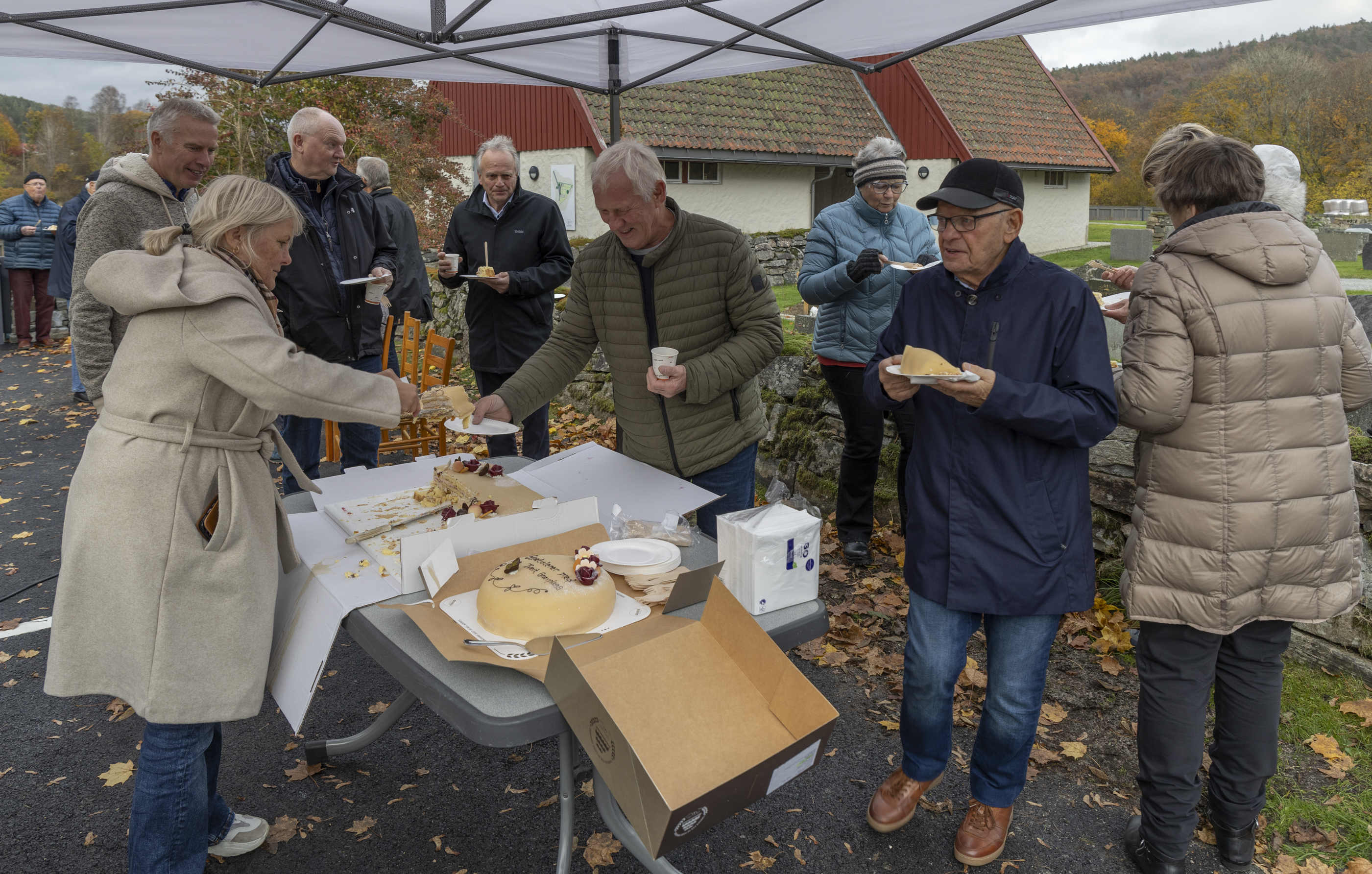 Utdeling av kake til de frammøtte, fotograf Trygve E. Tønnesen