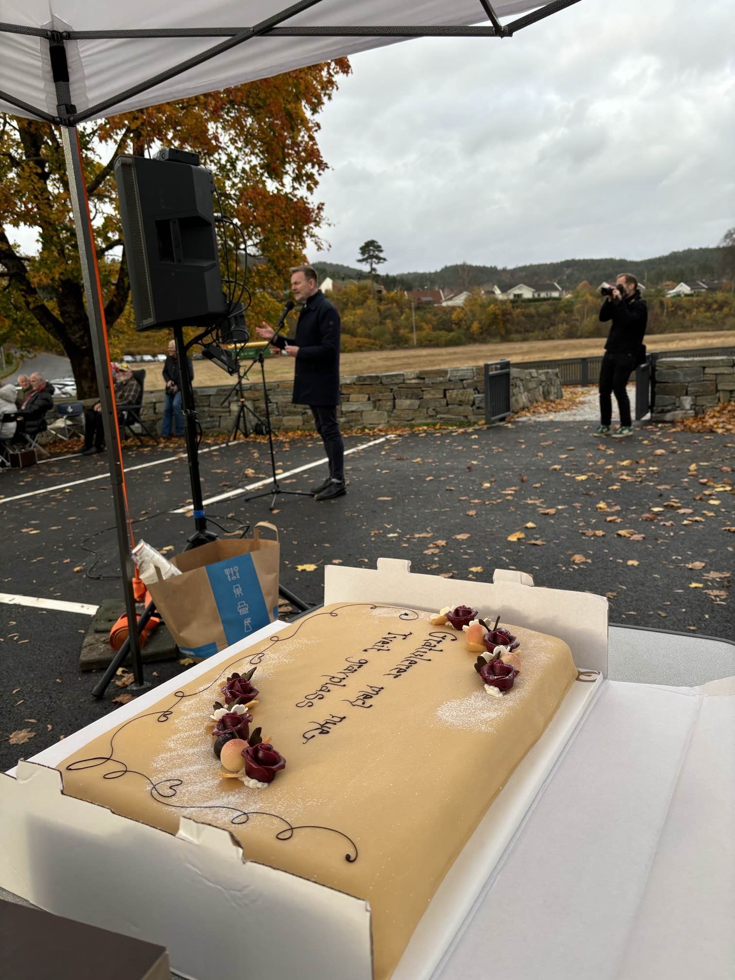Kake til åpning Tveit gravplass, kirkeverge Andreas Andersen