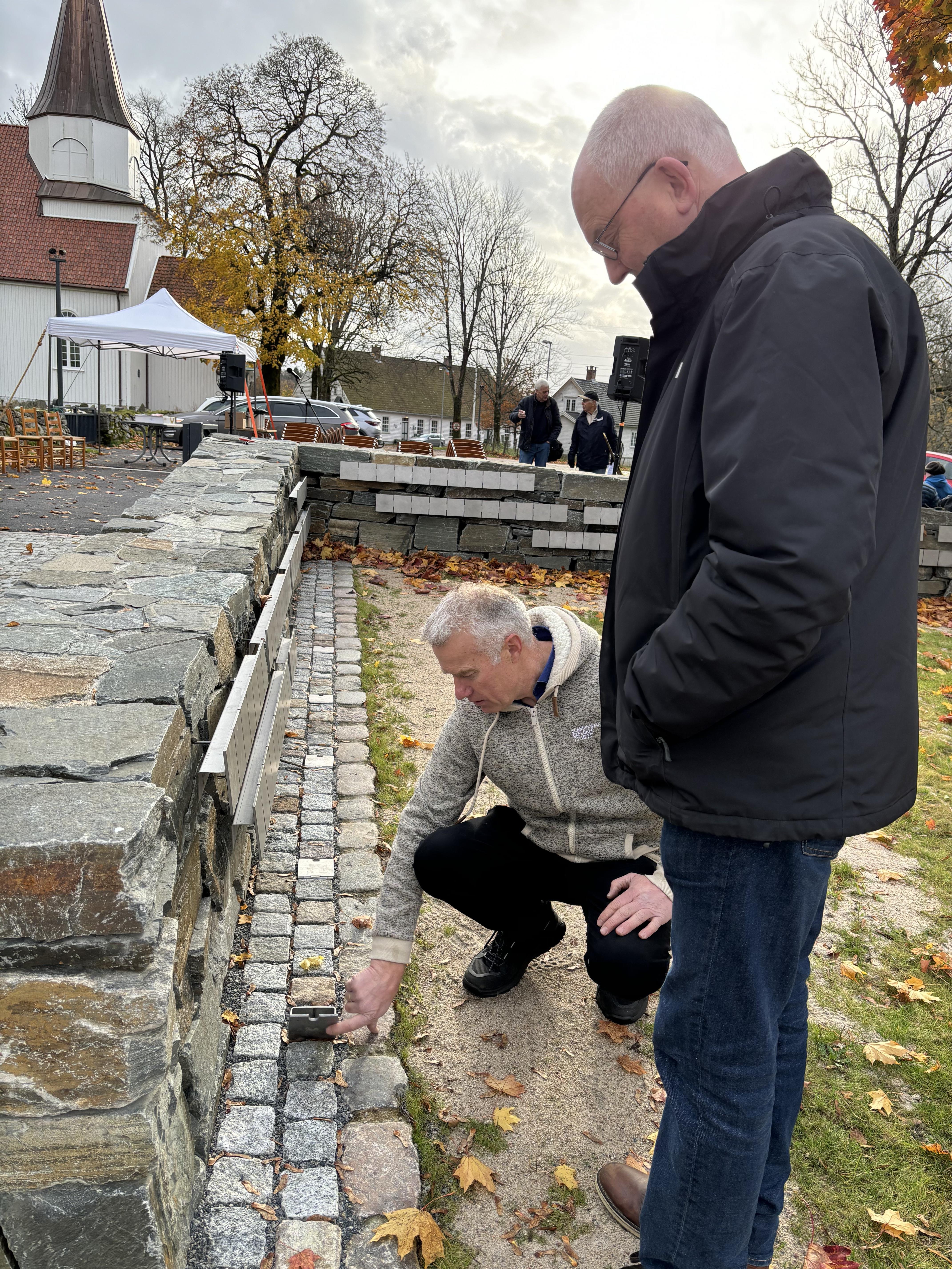 Navnet minnelund på Tveit, Tomas Gabrielsen og Terje Skaar